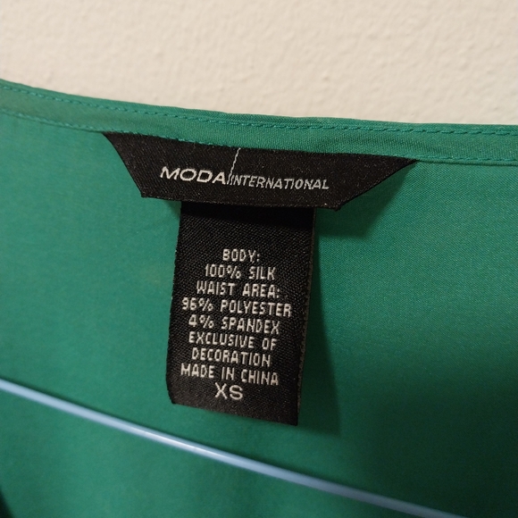 Unique piece! Green silk top with built in corset - Picture 4 of 5